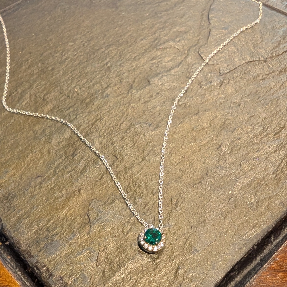 Elegant 925 Silver and Green Pendant Necklace